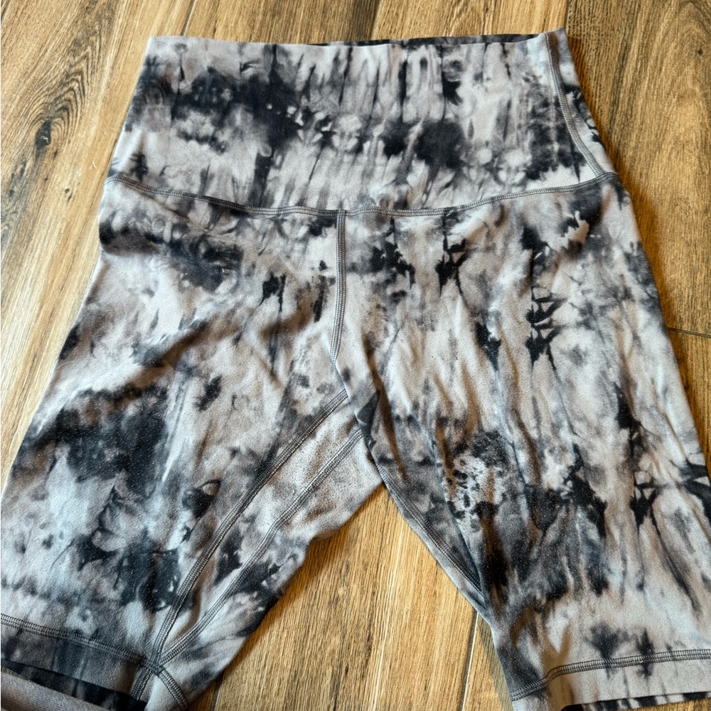 lululemon athletica Black and Gray Tie-Dye Women Shorts